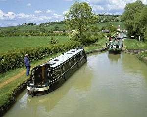 <b class=qtipBold><figcaption>Napton on the Hill</figcaption></b><br>Boats on the Oxford Canal at Napton on the Hill below its Windmill<br><em>© Paul Felix Photography Twelve Beacon Park Pelynt nr Looe Cornwall PL13 2PQ photos@paulfelix.co.uk 01503 221069</em> Napton on the Hill