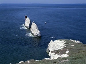 <b class=qtipBold><figcaption>The Needles</figcaption></b><br>The Neddles with its lighthouse on the Isle of wight<br><em>© Paul Felix Photography Twelve Beacon Park Pelynt nr Looe Cornwall PL13 2PQ photos@paulfelix.co.uk 01503 221069</em> The Needles