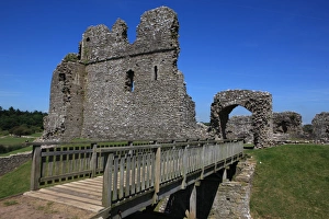 <b class=qtipBold><figcaption>Ogmore Castle</figcaption></b><br>The Ruins of Ogmore Castle in South Wales<br><em>© Paul Felix Photography Twelve Beacon Park Pelynt nr Looe Cornwall PL13 2PQ photos@paulfelix.co.uk 01503 221069</em> Ogmore Castle
