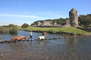 <b class=qtipBold><figcaption>Ogmore Castle</figcaption></b><br>The Stepping stones over the river below the Ruins of Ogmore Castle in South Wales<br><em>© Paul Felix Photography Twelve Beacon Park Pelynt nr Looe Cornwall PL13 2PQ photos@paulfelix.co.uk 01503 221069</em> Ogmore Castle