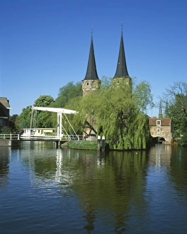 <b class=qtipBold><figcaption>Delft</figcaption></b><br>The Oostpoort with its twin towers and bridge over the canal at Delft in Holland<br><em>© Paul Felix Photography Twelve Beacon Park Pelynt nr Looe Cornwall PL13 2PQ photos@paulfelix.co.uk 01503 221069</em> Delft