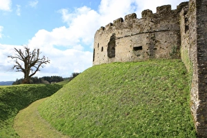 <b class=qtipBold><figcaption>Restormel Castle</figcaption></b><br>The great of round keep at Restormel Castle, a 13th century ruin and moat near the Cornish town of Lostwithiel on a spring day<br><em>© Paul Felix Photography Twelve Beacon Park Pelynt nr Looe Cornwall PL13 2PQ photos@paulfelix.co.uk 01503 221069</em> Restormel Castle