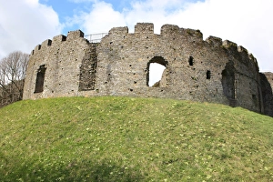 <b class=qtipBold><figcaption>Restormel castle</figcaption></b><br>The 13th century circular keep of Restormel castle at Lostwithiel Cornwall on a spring day<br><em>© Paul Felix Photography Twelve Beacon Park Pelynt nr Looe Cornwall PL13 2PQ photos@paulfelix.co.uk 01503 221069</em> Restormel castle