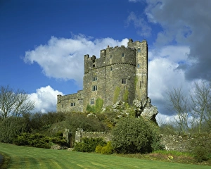 <b class=qtipBold><figcaption>Roch Castle</figcaption></b><br>Roch Castle looking out over the Pembrokeshire Coast at St Bride's Bay.<br><em>© Paul Felix Photography Twelve Beacon Park Pelynt nr Looe Cornwall PL13 2PQ photos@paulfelix.co.uk 01503 221069</em> Roch Castle