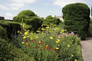 <b class=qtipBold><figcaption>Stratford upon Avon</figcaption></b><br>The gardens in Chapel Street Stratford upon Avon on a summers day<br><em>© Paul Felix Photography Twelve Beacon Park Pelynt nr Looe Cornwall PL13 2PQ photos@paulfelix.co.uk 01503 221069</em> Stratford upon Avon