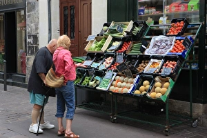 <b class=qtipBold><figcaption>Tours France</figcaption></b><br>Street shopping in Tours France<br><em>© Paul Felix Photography Twelve Beacon Park Pelynt nr Looe Cornwall PL13 2PQ photos@paulfelix.co.uk 01503 221069</em> Tours France