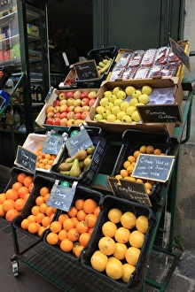 <b class=qtipBold><figcaption>Tours France</figcaption></b><br>Veg out side a shop in Tours France<br><em>© Paul Felix Photography Twelve Beacon Park Pelynt nr Looe Cornwall PL13 2PQ photos@paulfelix.co.uk 01503 221069</em> Tours France