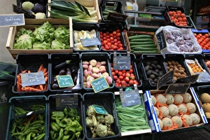 <b class=qtipBold><figcaption>Tours France</figcaption></b><br>Veg out side a shop in Tours France<br><em>© Paul Felix Photography Twelve Beacon Park Pelynt nr Looe Cornwall PL13 2PQ photos@paulfelix.co.uk 01503 221069</em> Tours France