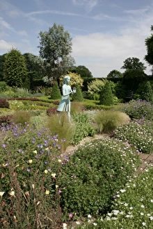 <b class=qtipBold><figcaption>Waterperry</figcaption></b><br>A statue in the Herbaceous Border at Waterperry near Oxford<br><em>© Paul Felix Photography Twelve Beacon Park Pelynt nr Looe Cornwall PL13 2PQ photos@paulfelix.co.uk 01503 221069</em> Waterperry