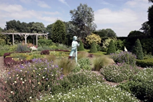 <b class=qtipBold><figcaption>Waterperry Gardens</figcaption></b><br>A statue in the Herbaceous Border at Waterperry near Oxford<br><em>© Paul Felix Photography Twelve Beacon Park Pelynt nr Looe Cornwall PL13 2PQ photos@paulfelix.co.uk 01503 221069</em> Waterperry Gardens