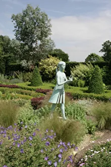 <b class=qtipBold><figcaption>Waterperry Gardens</figcaption></b><br>A statue in the Herbaceous Border at Waterperry near Oxford<br><em>© Paul Felix Photography Twelve Beacon Park Pelynt nr Looe Cornwall PL13 2PQ photos@paulfelix.co.uk 01503 221069</em> Waterperry Gardens