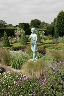 <b class=qtipBold><figcaption>Waterperry Gardens</figcaption></b><br>A statue in the Herbaceous Border at Waterperry near Oxford<br><em>© Paul Felix Photography Twelve Beacon Park Pelynt nr Looe Cornwall PL13 2PQ photos@paulfelix.co.uk 01503 221069</em> Waterperry Gardens